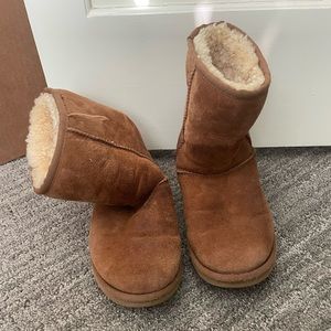 Authentic UGG Classic Short II in Chestnut